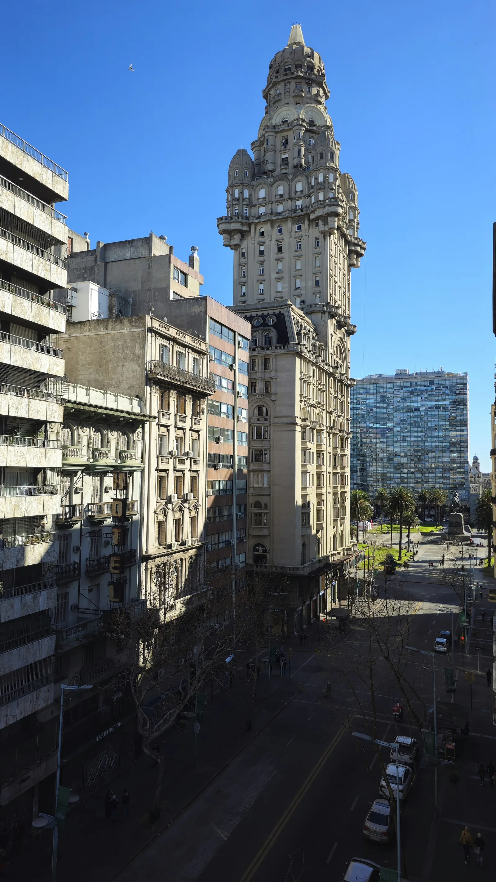 Palacio Salvo y avenida 18 de Julio en Montevideo, Uruguay